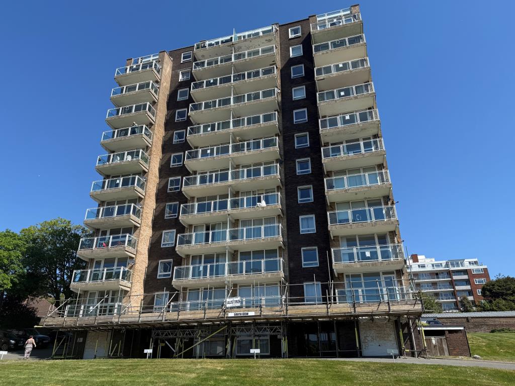 Lot: 46 - SPACIOUS STUDIO FLAT NEAR TOWN CENTRE - Front view of block from west